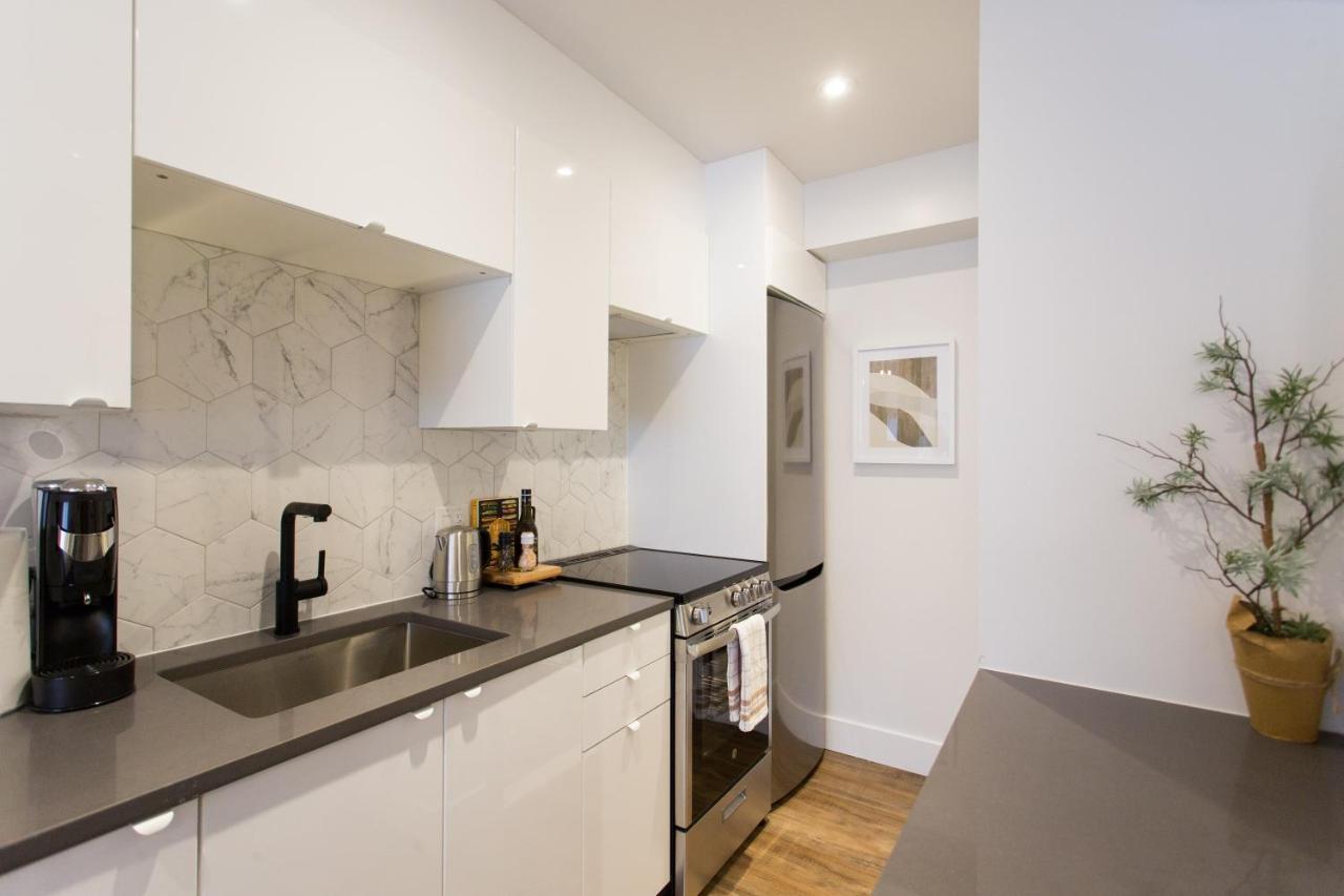 Romantic Studio In The Heart Of Little Italy By Den Stays Montreal Bagian luar foto