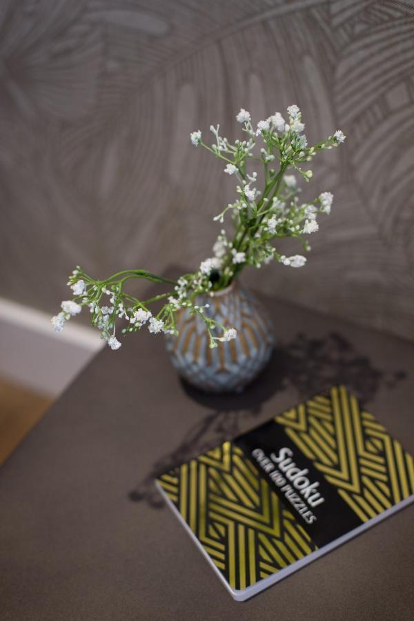 Romantic Studio In The Heart Of Little Italy By Den Stays Montreal Bagian luar foto