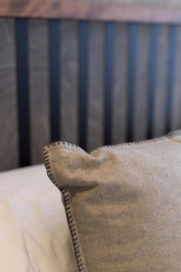 Romantic Studio In The Heart Of Little Italy By Den Stays Montreal Bagian luar foto