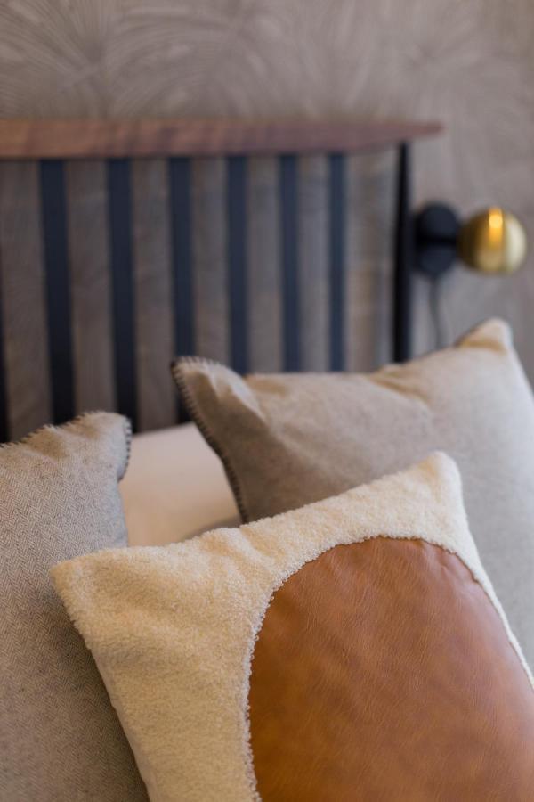 Romantic Studio In The Heart Of Little Italy By Den Stays Montreal Bagian luar foto